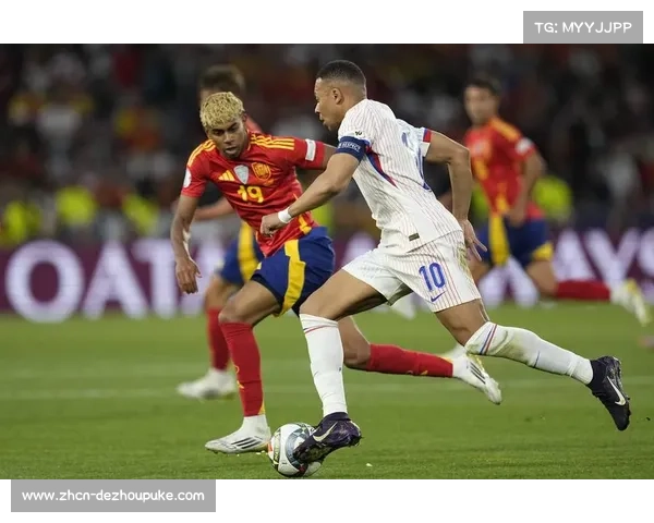 姆巴佩锁定胜局后与年轻队友卡雷拉斯拥抱庆祝